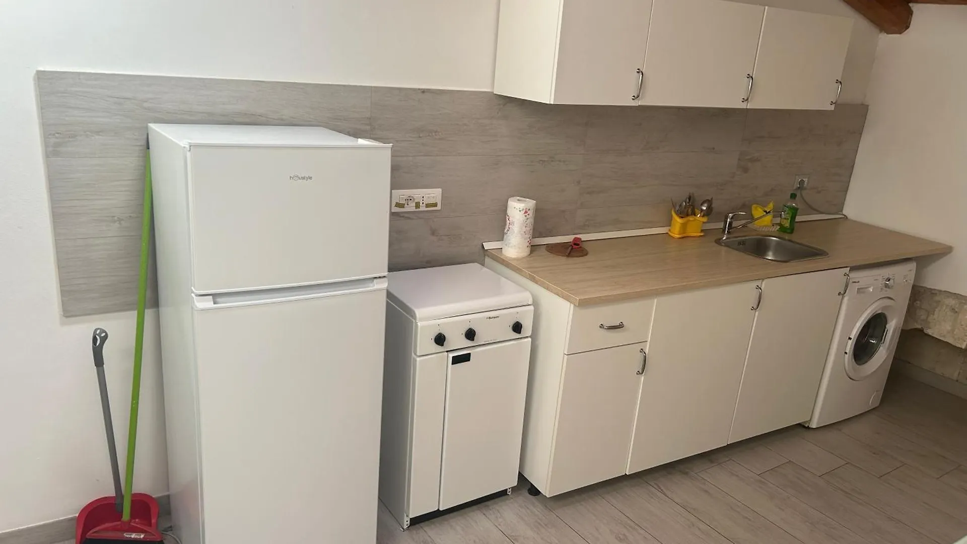 Deni'S Apartments Syracuse